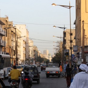 Medina: una delle strade principali, sullo sfondo le torri del Plateau